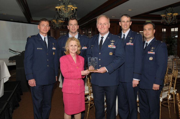 Rhoda Weiss presents Smart Leaders award to US Air Force General Roger Teague